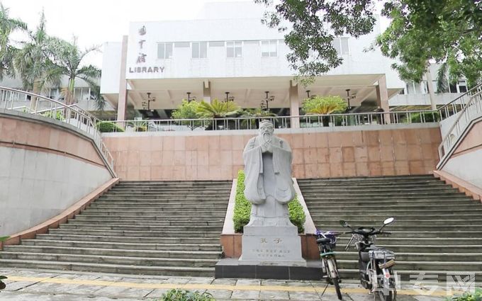 广州城市职业学院-孔子像